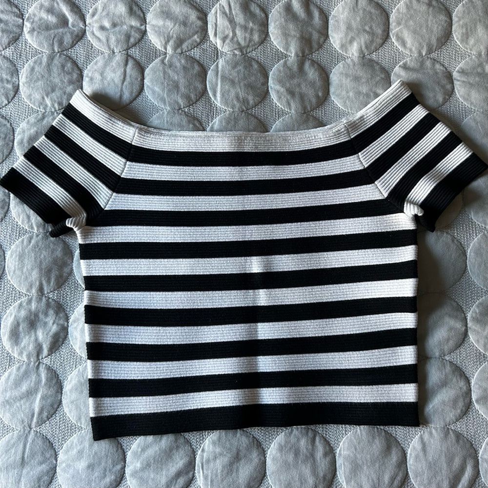 **SOLD** Alice + Olivia knit ribbed striped crop top - size M - stretchy fabric